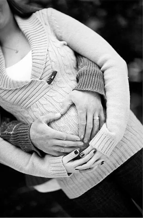 winter pregnancy photoshoot ideas