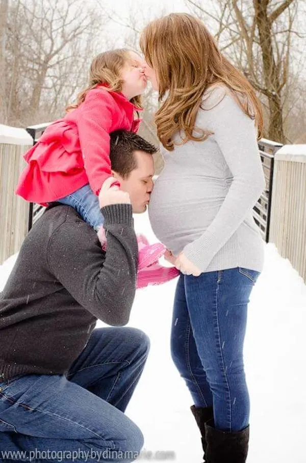 winter pregnancy photoshoot ideas