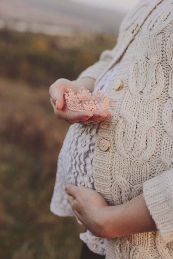 winter pregnancy photoshoot ideas