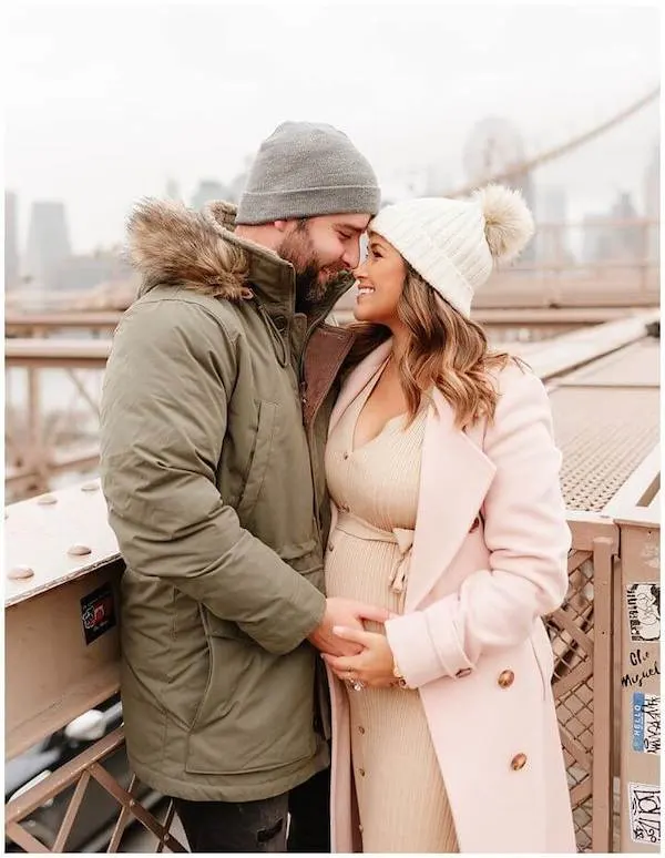 winter pregnancy photoshoot ideas