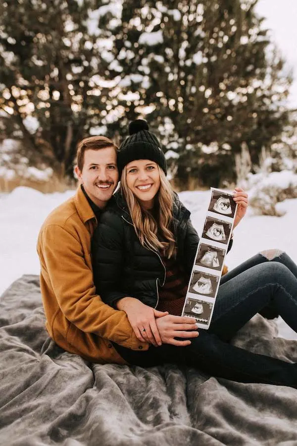 winter pregnancy photoshoot ideas