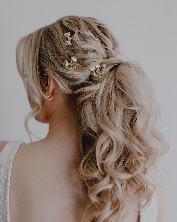 Voluminous Ponytail with Gold Hairpins