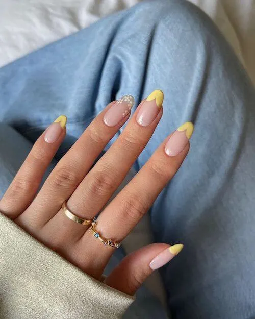 Spring Nail Daisy Design With Yellow Tips